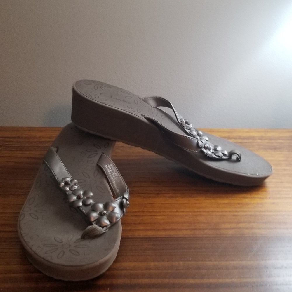 Clarks floral flip flops